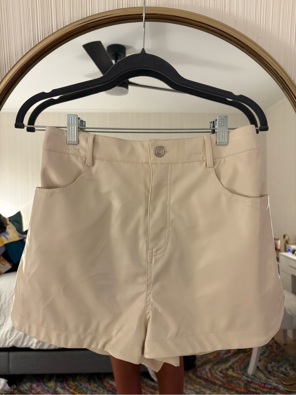 entro Cream High-Waist Smooth Finish Shorts